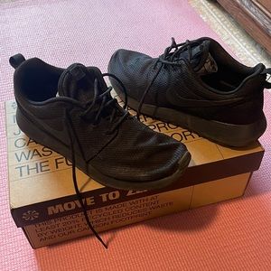 Nike sneakers all black light weight